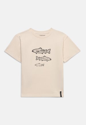 Beež lühikeste varrukatega t-särk kolme kalajoonistusega vertikaalses reas; pealmisel kalal on kiri "KALALE MINNUD", keskmisel kalal on kiri "KOHTUME ÕUES".