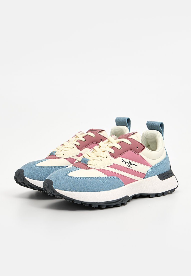 Zapatillas multicolores con parte superior de ante azul, laterales crema y acentos rosas. Presenta una suela texturizada y cordones de tela. Logotipo de la marca presente.