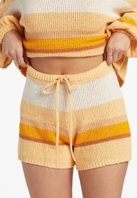 Gehaakte shorts in tinten perzik, room en geel met horizontale strepen. Voorzien van een tailleband met trekkoord en zachte, gestructureerde stof.