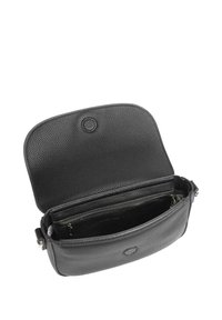 Borsa a tracolla in pelle nera con superficie strutturata, dettaglio logo ovale e scomparti con cerniera. La parte superiore aperta mostra l'organizzazione interna.