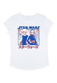 Camiseta blanca de manga corta con un estampado gráfico de personajes y stormtroopers en rojo y azul, con el texto "STAR WARS" arriba.