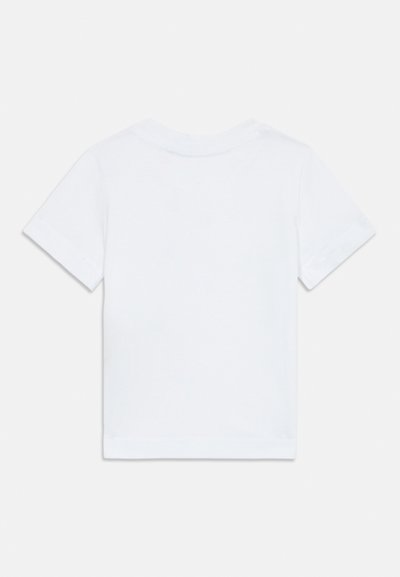 Vit kortärmad t-shirt gjord av mjuk bomull. Har en klassisk rund halsringning och en enkel, slät finish utan några tryck.