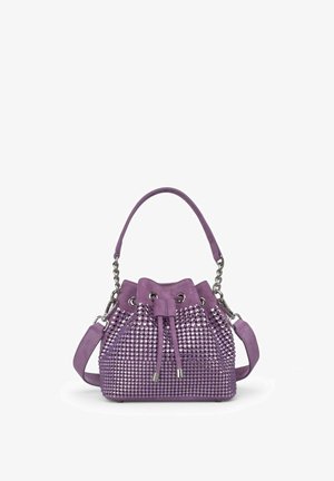 Bolso de cubo morado con suave gamuza y acentos de tachuelas metálicas. Cuenta con un cierre de cuerda y una correa tanto de cadena como ajustable.