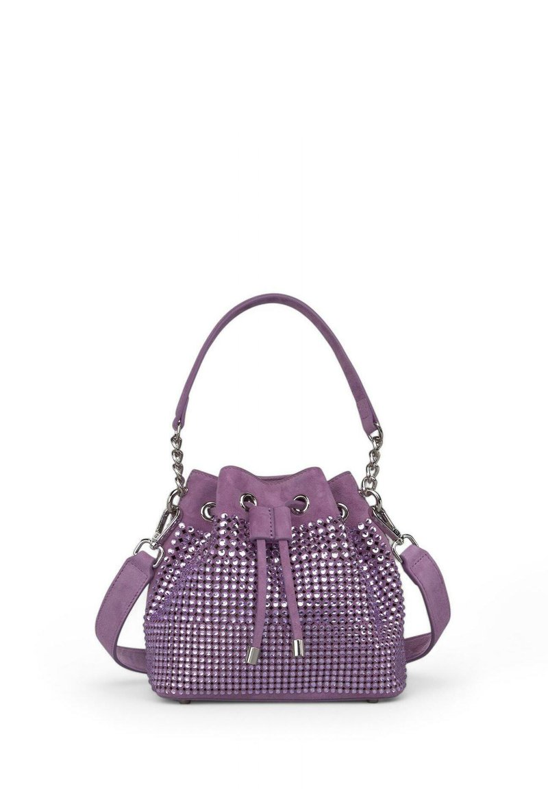 Bolso de cubo morado con suave gamuza y acentos de tachuelas metálicas. Cuenta con un cierre de cuerda y una correa tanto de cadena como ajustable.
