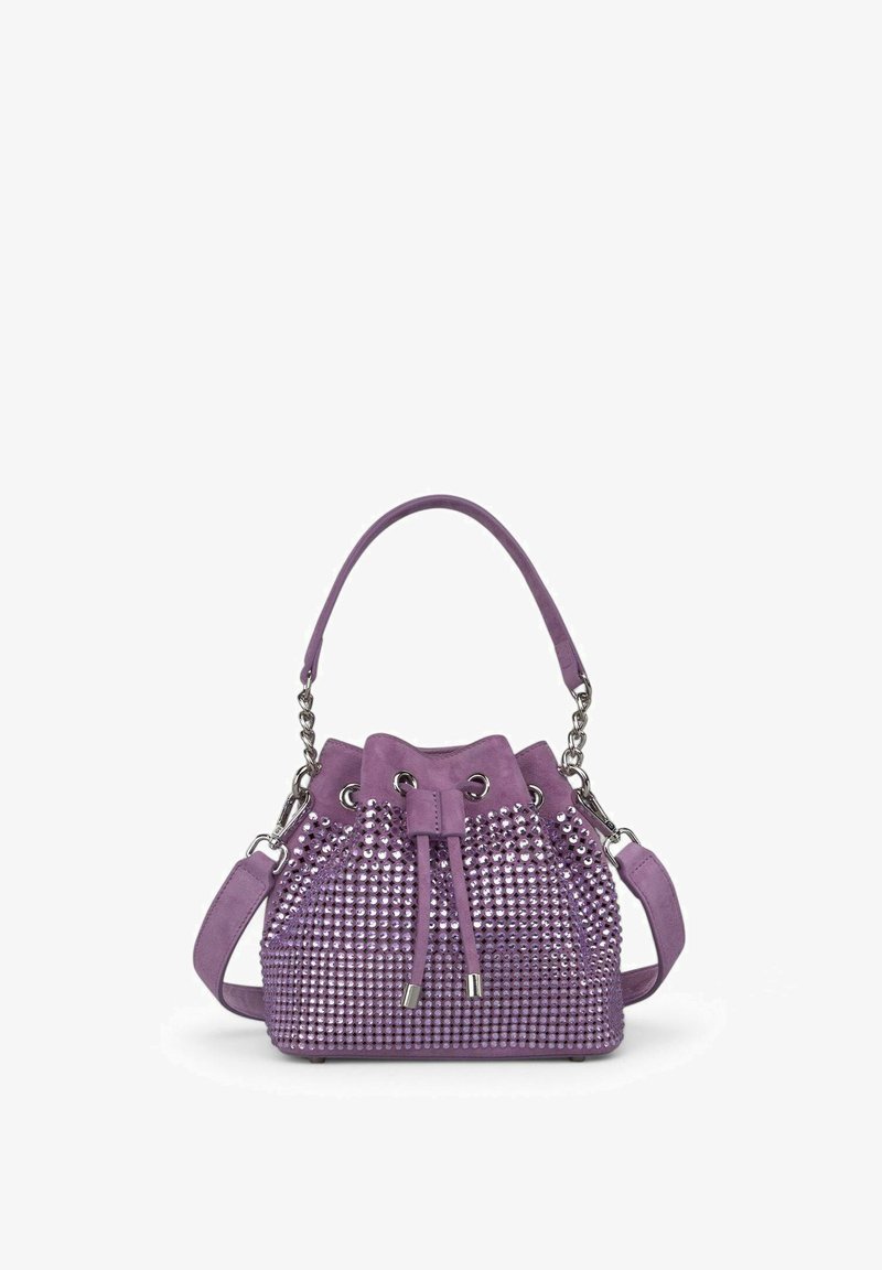 Bolso de cubo morado con suave gamuza y acentos de tachuelas metálicas. Cuenta con un cierre de cuerda y una correa tanto de cadena como ajustable.