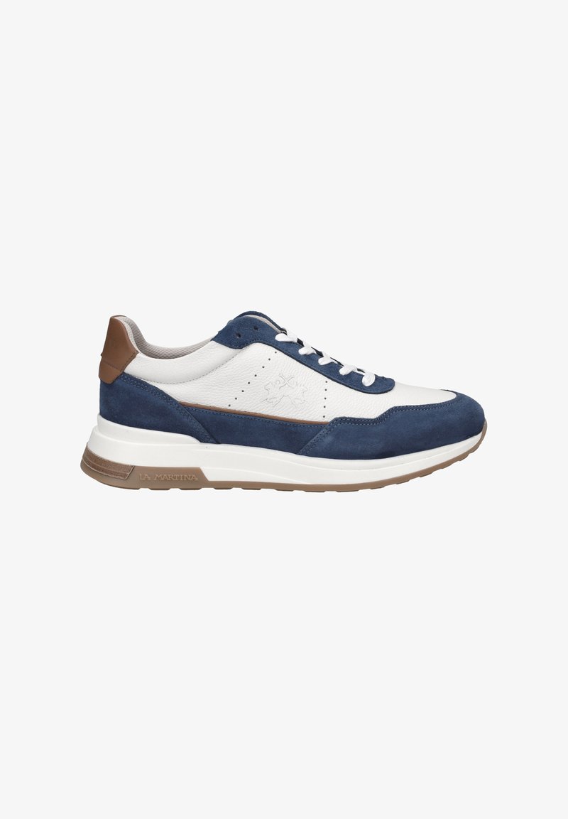 Sneaker blu navy e bianco con materiali in suede e pelle. Presenta dettagli marroni, perforazioni e una suola bianca testurizzata.