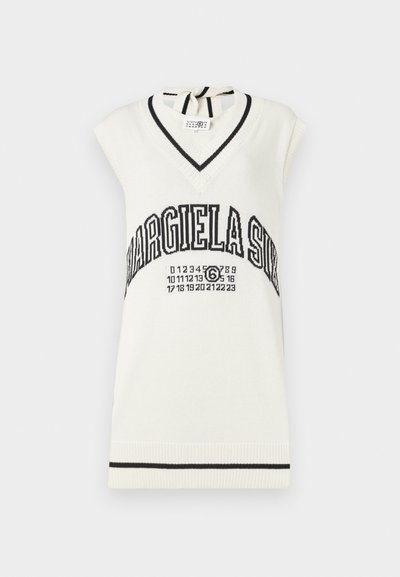 Balta bez piedurknēm adīta džemperis ar V veida kaklu, melniem akcentiem un grafikām, kas ietver skaitļus, zīmola nosaukumu un rakstu detaļas.