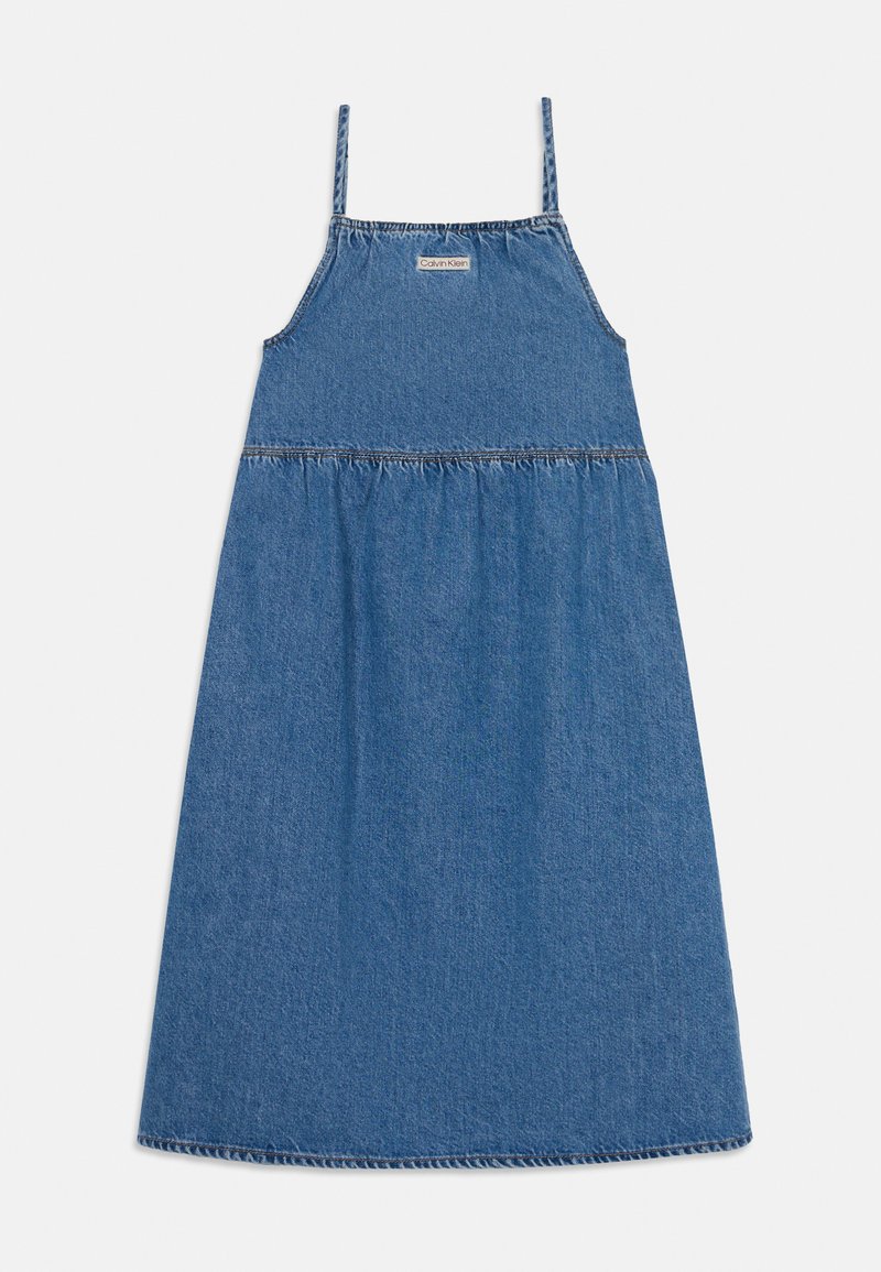 Denim brezrokavnik s prilagodljivimi naramnicami, nabranim pasom in obilnim krilom. Svetlo modra barva z ravnim šivom. Oznaka blagovne znamke Calvin Klein.