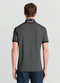 Polo pour homme en gris foncé avec un motif texturé rayé. Col bleu marine avec un design subtil. Manches courtes, coupe décontractée.