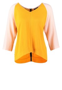 Haut orange et rose pâle à manches trois-quarts avec fermeture éclair frontale et ourlet asymétrique.