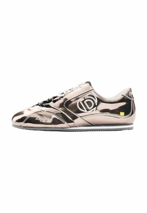 Zapatilla deportiva metálica en oro rosa brillante con detalles en negro y blanco, costuras decorativas y un logo en forma de corazón en el lateral.