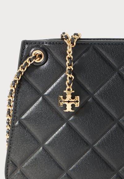 Bolsa de mão acolchoada preta com acabamento texturizado, alça de corrente dourada e um encantinho de logotipo dourado preso ao lado. Possui ilhoses de metal.