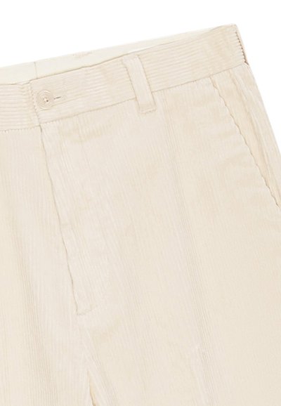 Roomkleurige corduroy broek met een rechte pasvorm, voorzien van een knoopsluiting, riemlussen en een verticale geribbelde structuur.