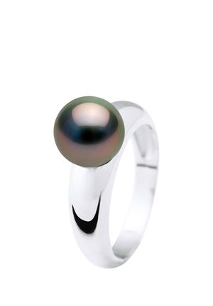 Bague en argent avec une perle noire lisse et ronde montée sur le dessus, présentée sur un fond blanc.