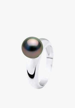 Bague en argent avec une perle noire lisse et ronde montée sur le dessus, présentée sur un fond blanc.