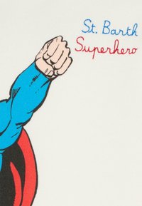 T-shirt graphique avec un super-héros aux manches bleues levant le poing. Comprend un texte rouge et bleu : "Super-héros de St. Barth" sur un fond blanc.