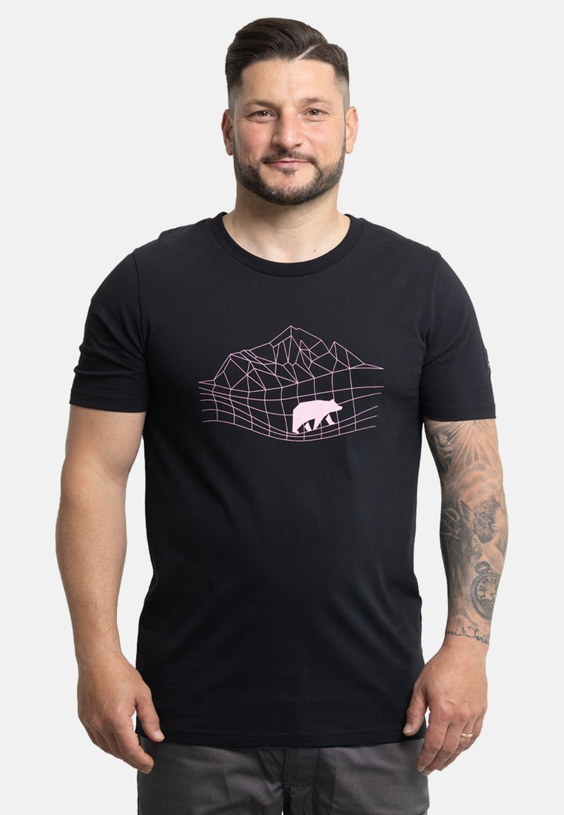 Camiseta negra de manga corta con un gráfico de montaña y oso geométrico en rosa. Fabricada en algodón con una textura suave y un diseño ajustado.
