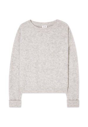 Gaiši pelēks adīts garām piedurknēm džemperis ar apaļu apkakli un ribveida aprocēm un apakšu, izklāts uz baltas virsmas.