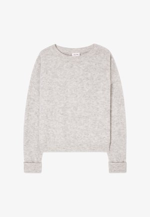 Ljusgrå stickad tröja med lång ärm, rund halsringning och ribbade muddar och fåll, upplagd plant på vit bakgrund.