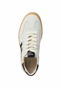 Hvit semsket sneaker med teksturert design, kremfargede snører, svarte detaljer og såle av gummigummi. Innvendig viser størrelse 37.