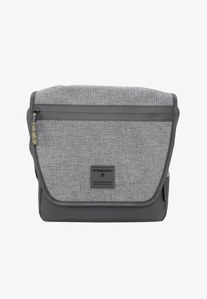 Grå messenger-taske med en tekstureret stofkrop, glatte detaljer, lynlåslukning og logo-patch på forsiden. Kompakt og funktionelt design.