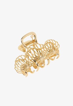 Guld metal hårspænde formet som tre forbundne muslingeskaller med hule, buede linjer og en fjederbelastet låsemekanisme.