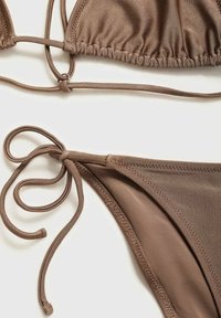 Haut et bas de bikini marron fait de tissu lisse et extensible. Comprend des liens sur les côtés et des fronces sur le haut pour un ajustement ajustable.