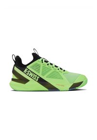 Zapatilla deportiva verde claro con una parte superior de malla texturizada, acentos negros y una suela de goma gruesa. Presenta la marca K-Swiss en el lateral.