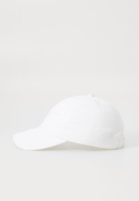 Cappellino da baseball in cotone bianco con visiera curva, logo ricamato in filo chiaro, cinturino regolabile sul retro e dettagli cuciti.