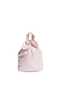 Rosa nylon dragsäck med samlad topp, accentuerade handtag och präglad logotypdetalj på framsidan. Slät textur och rundad form.