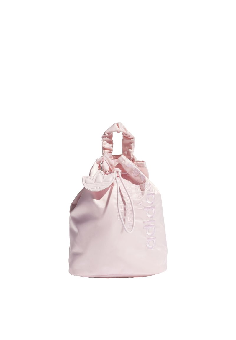 Rosa nylon dragsäck med samlad topp, accentuerade handtag och präglad logotypdetalj på framsidan. Slät textur och rundad form.