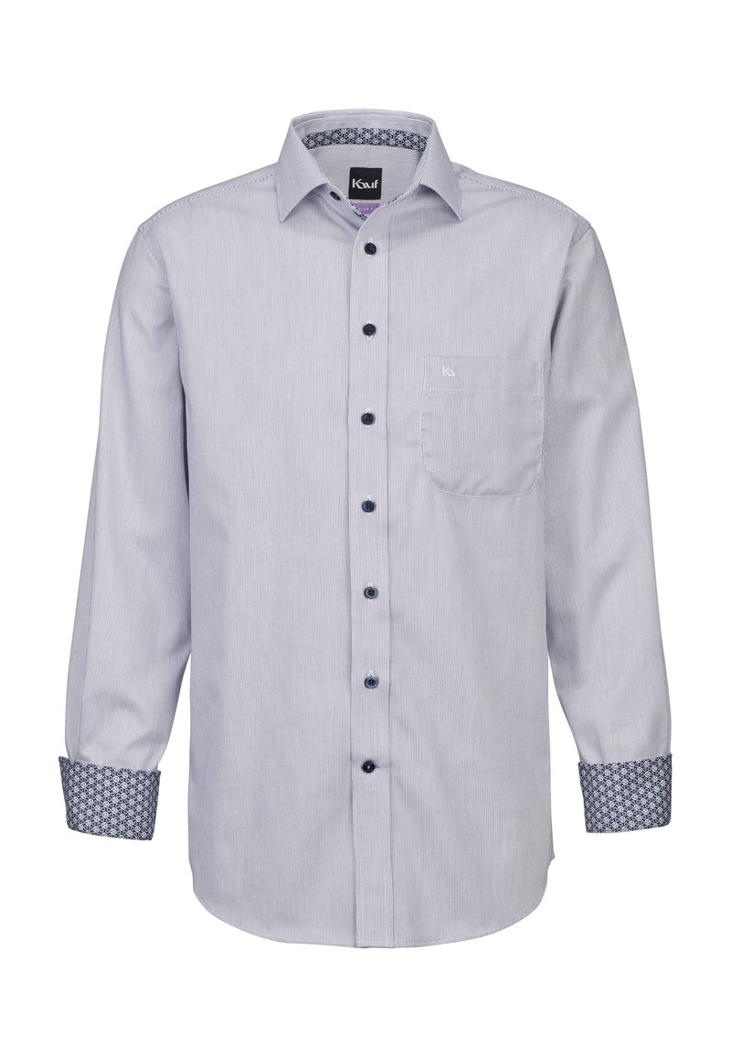Camicia a maniche lunghe a righe in azzurro chiaro e bianco con taschino sul petto, bottoni scuri e polsini decorati in blu e bianco.