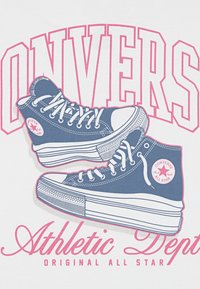 Baskets montantes Converse bleues avec lacets et semelles blancs, superposées sur un grand texte rose "CONVERSE" et un texte en cursive "Athletic Dept".