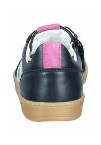 Černé kožené boty s růžovým filcovým doplňkem na patě, bílou vnitřní podšívkou a gumovou podrážkou s texturovaným povrchem. Zapínání na zip.