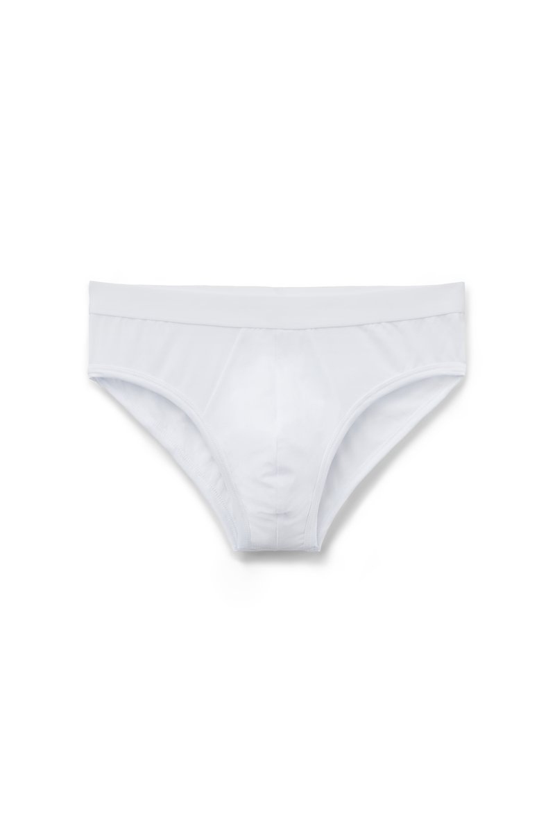 Białe bawełniane slipy o gładkiej teksturze, z niskim stanem i konturowaną kieszonką. Prosty design, bez wzorów i dodatkowego wyposażenia.