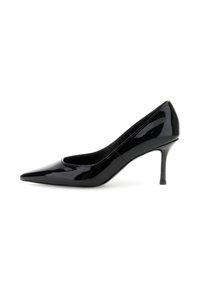 Pumps da donna in vernice nera con punta affusolata e tacco sottile di altezza media, mostrati in profilo laterale su sfondo bianco.