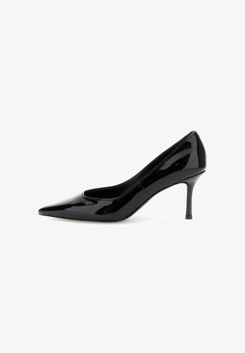 Pompe pour femmes en cuir verni noir avec un bout pointu et un talon slim de hauteur intermédiaire, présentée en profil latéral sur fond blanc.