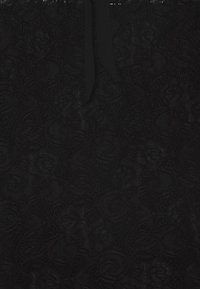 Tissu en dentelle noire avec un motif tourbillonnant complexe et une texture lisse, doté d'un ruban noué à la taille pour la fermeture.