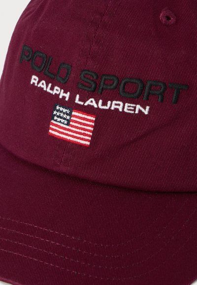 Boné de beisebol bordeaux com o bordado preto "POLO SPORT" e o bordado branco "RALPH LAUREN" acima de um pequeno emblema da bandeira dos EUA.