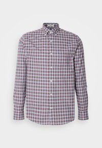Chemise à manches longues boutonnée avec motif à carreaux bleu, blanc et rouge, col boutonné et une poche poitrine avant avec un petit logo brodé.