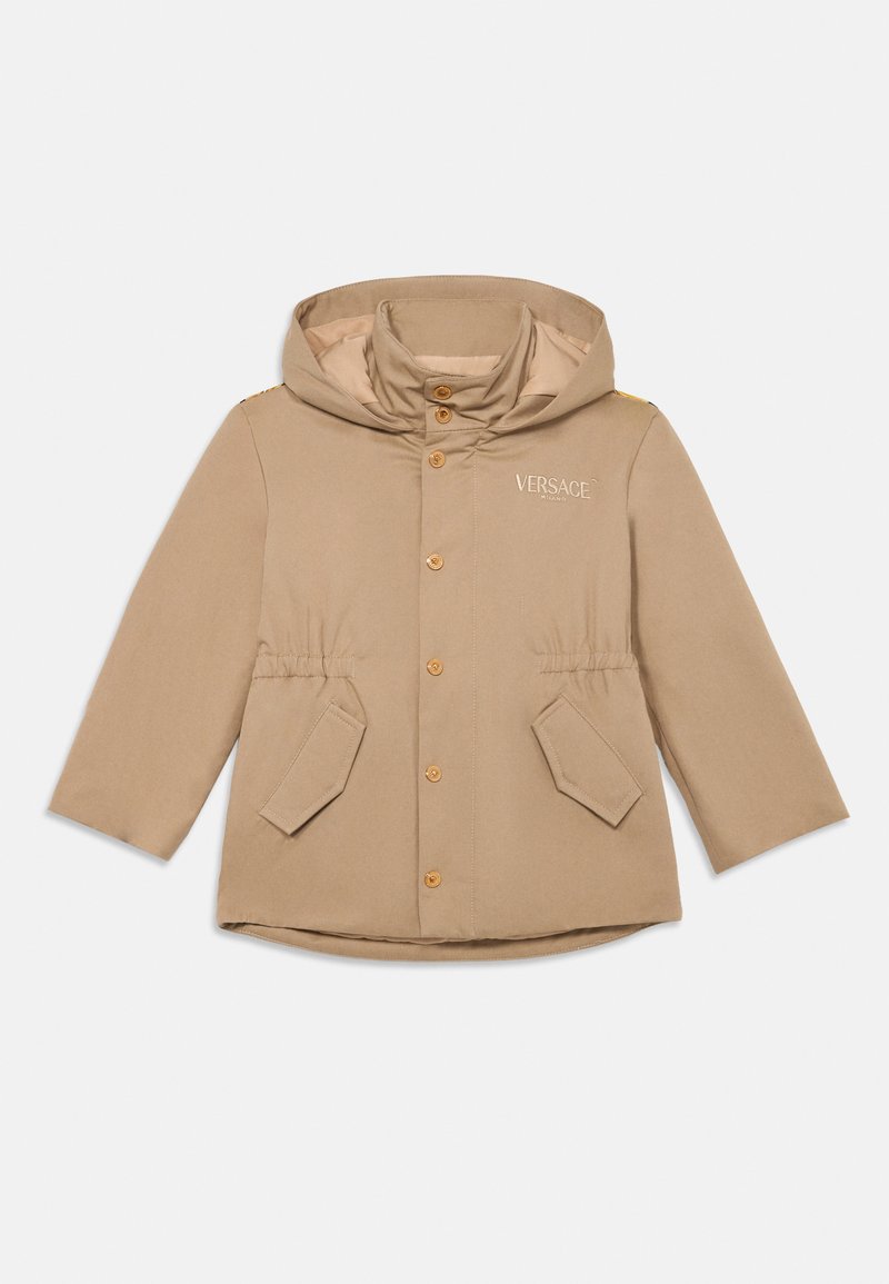 Beige parka-jacka med huva, som har framknäppning, elastisk midja, två sidofickor och Versace-logotyp på bröstet.