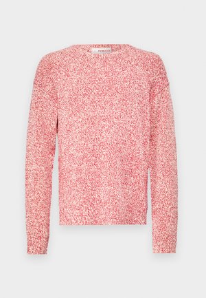 Sarkans un balts raibais garo piedurkņu džemperis ar apaļu kakla izgriezumu un nedaudz brīvu piegriezumu. Audums izskatās teksturēts un mīksts.