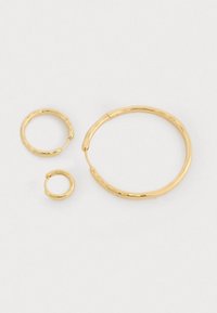Sæt med guldfarvede hoops, inklusiv to små hoops og en større hoop, med en glat, rund form og skinnende finish.
