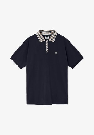 Polo a maniche corte blu navy con colletto e pattina dei bottoni a quadri beige, marroni e bianchi, con una piccola toppa rettangolare con il logo sul petto.