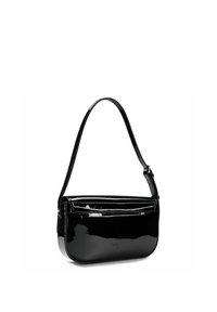 Zwarte handtas van lakleer met een gestructureerde, rechthoekige vorm, een enkele riem en een ritssluiting. Gladde, glanzende textuur met een minimalistisch ontwerp.