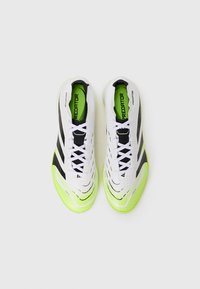 Hvite og neon grønne Adidas Predator fotballsko med svarte striper og hvite snører, vist fra et fugleperspektiv på en hvit bakgrunn.
