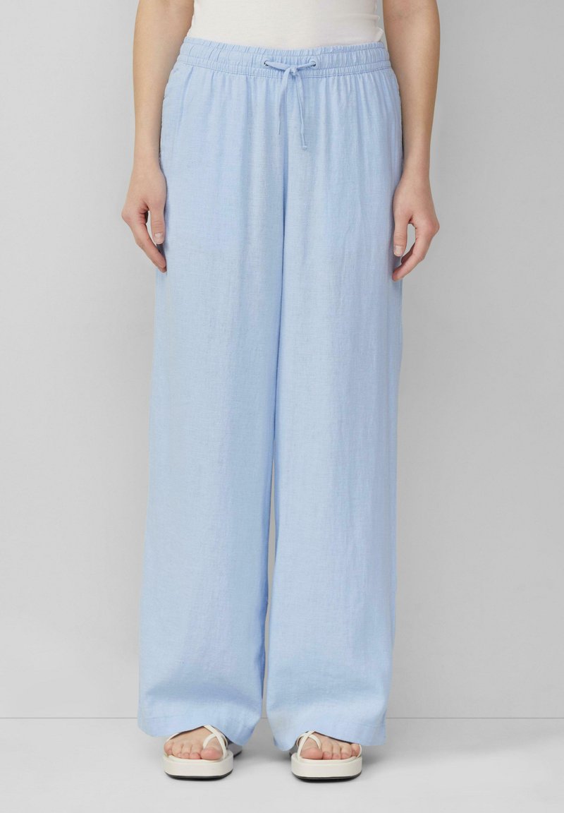 Helleblaue, weit geschnittene Hose aus einem weichen, leichten Stoff. Sie verfügt über einen elastischen Bund mit Kordelzug und hat keine sichtbaren Muster.