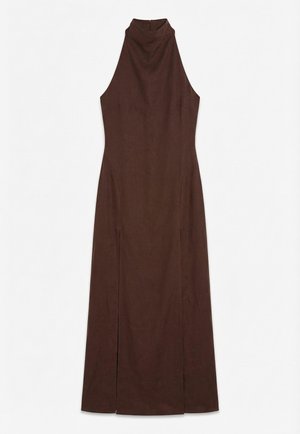 Tamsiai ruda ilga suknelė be rankovių, su aukštu apykakliu ir prigludusia liemeniu, su šoninėmis skeltukėmis nuo kelio iki apačios.