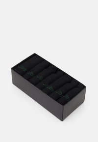 Schwarze Baumwollsocken in einer schwarzen rechteckigen Box. Jede Socke hat ein grünes Logo. Sechs Paare sind ordentlich aufgerollt zur Anzeige.