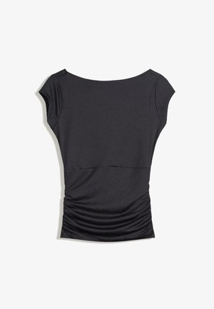 Musta lyhythihainen paita, joka on valmistettu pehmeästä kankaasta. Paidassa on pyöreä pääntie ja rypytetty yksityiskohta sivuilla, mikä luo vartalonmyötäisen ilmeen.